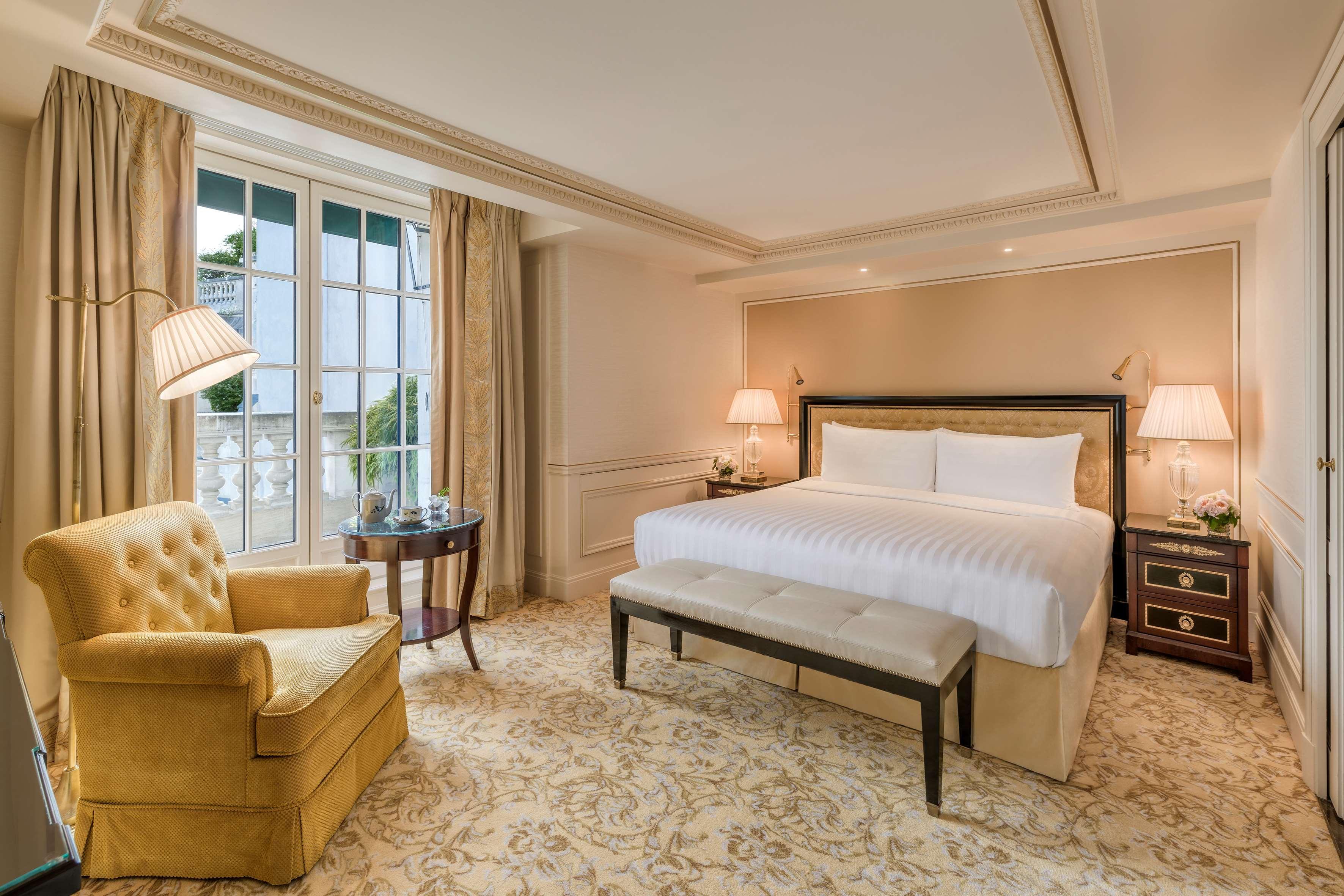 Shangri-la Hotel, Hotel