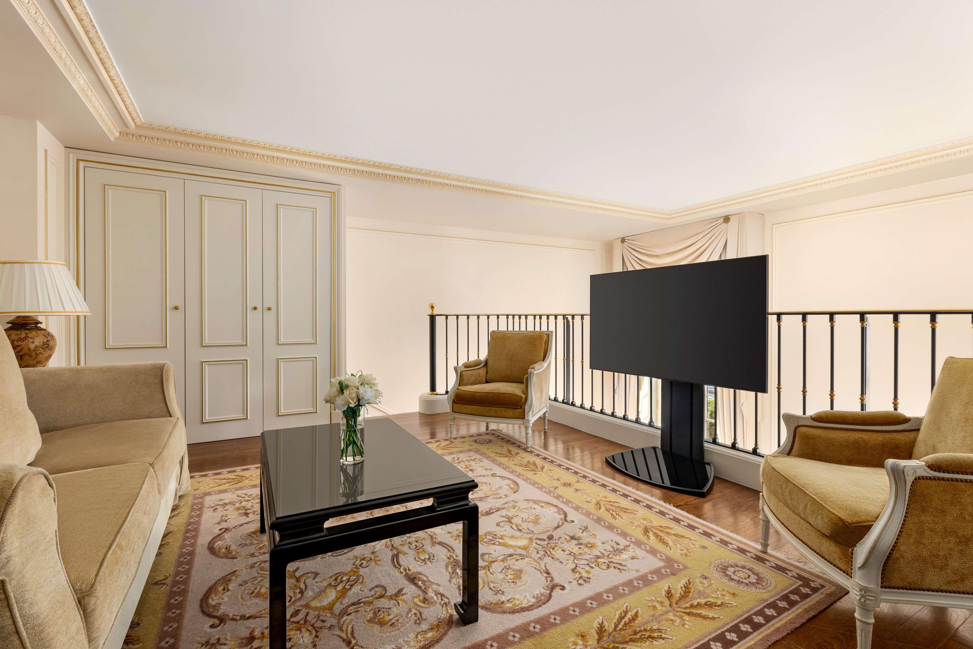 Shangri-la Hotel, Hotel 5*