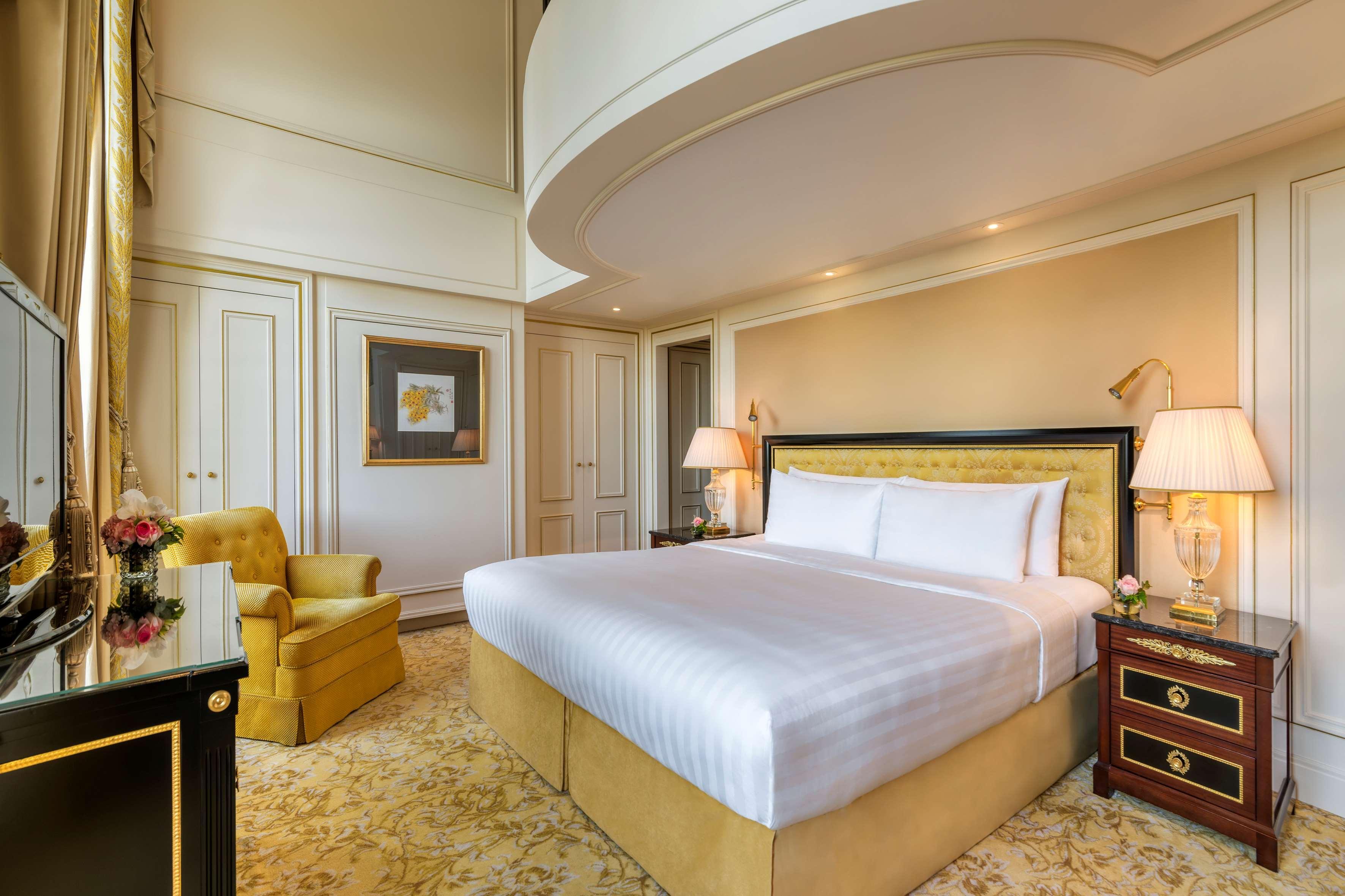 Shangri-la Hotel, Hotel